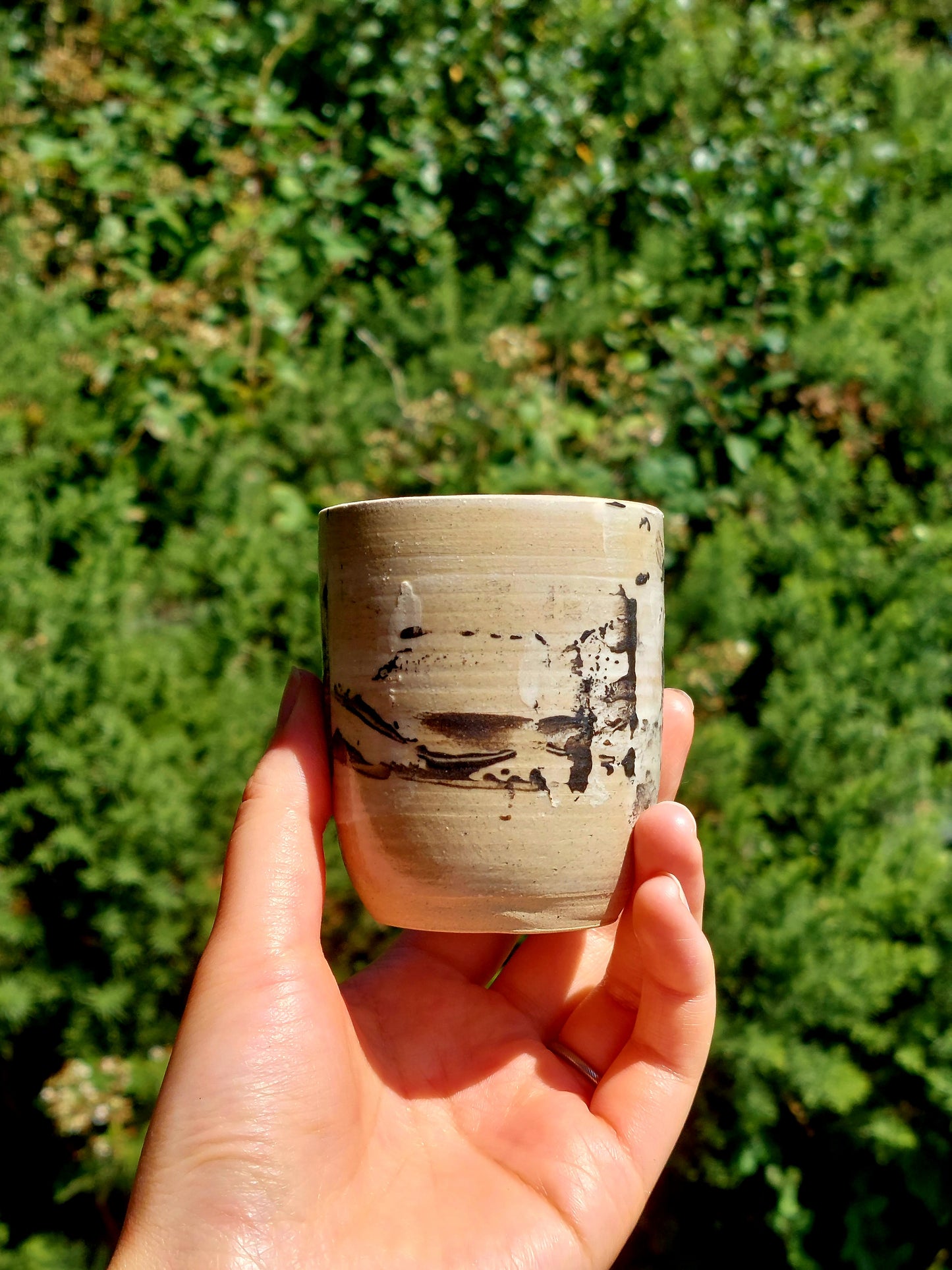 Black and white yunomi