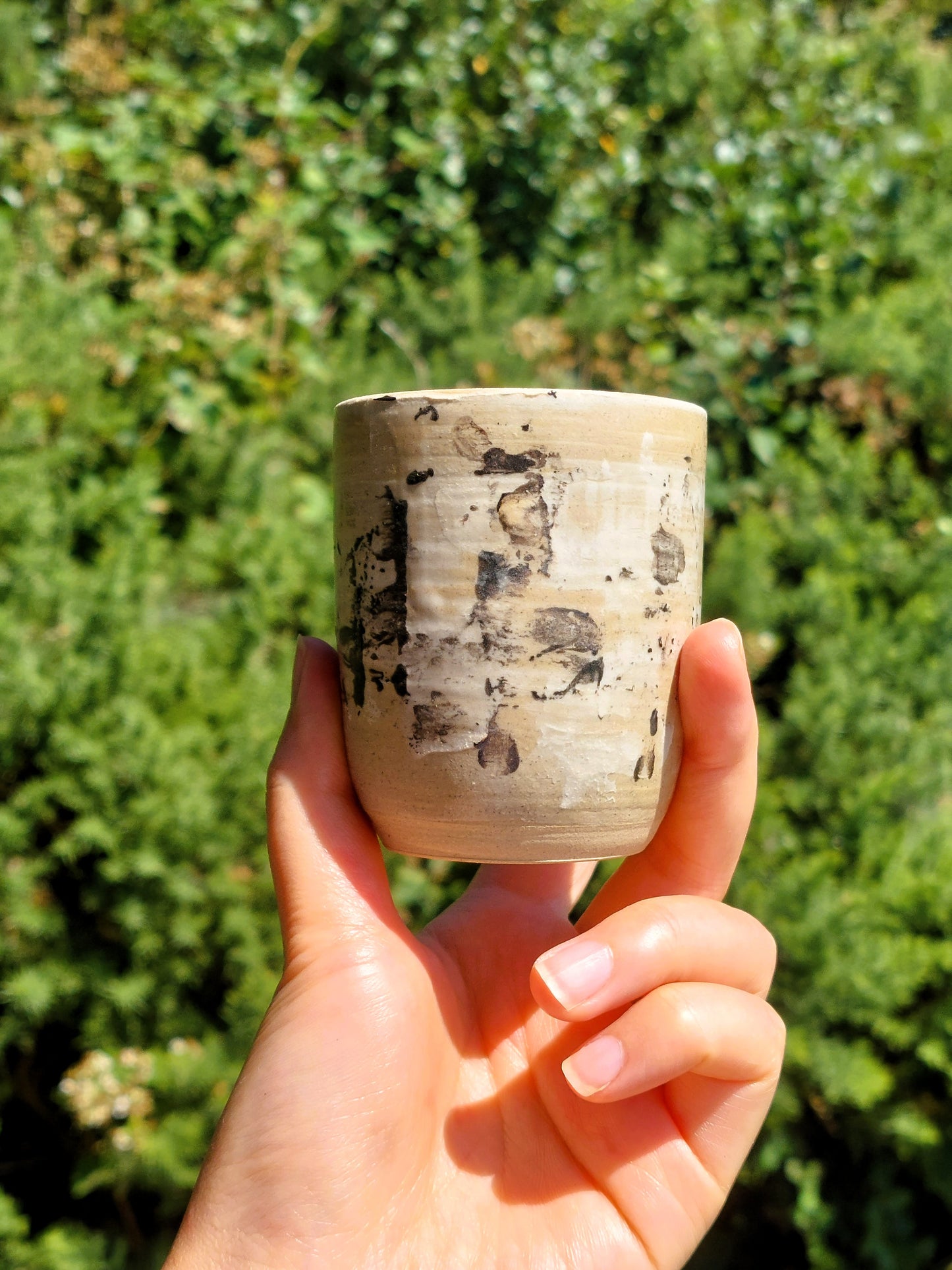 Black and white yunomi
